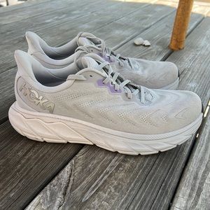 Hoka arahi 6. Size women’s 8.5